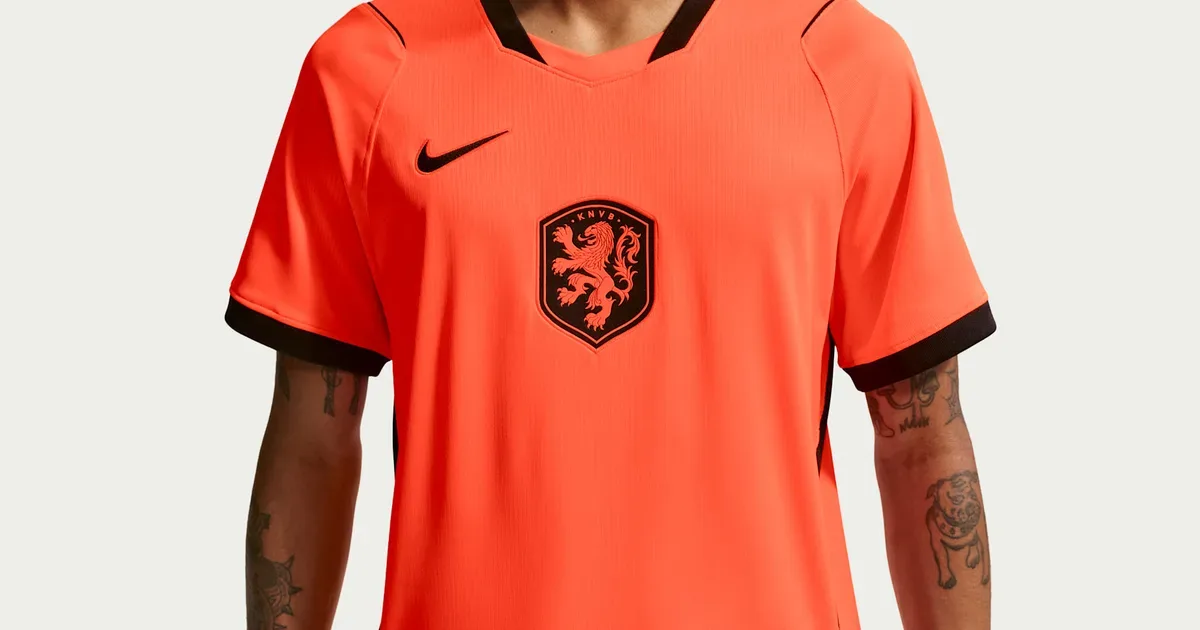 Nederland 2026 thuisshirt in oranje, het shirt waarvan de echtheid centraal staat