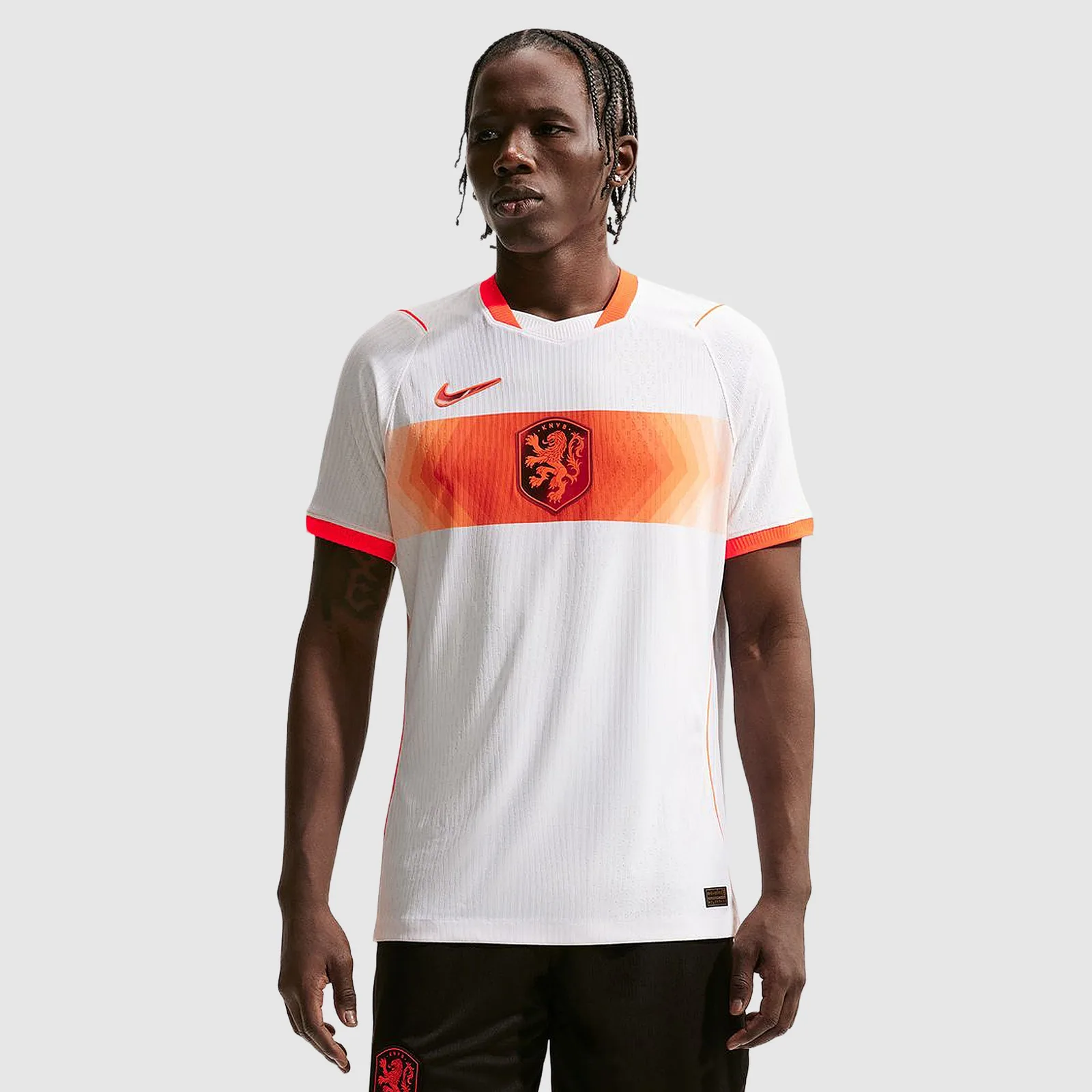 Nederland WK 2026 uitshirt in wit met oranje borstband als bewijs bij designbeschrijving